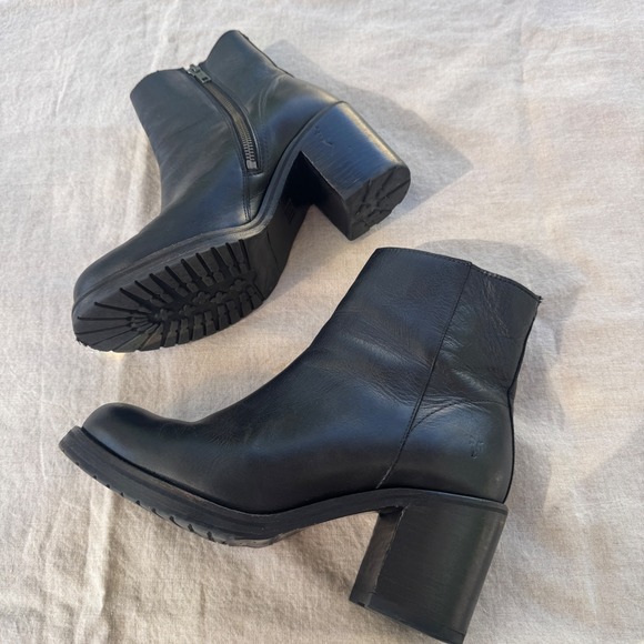 Frye Shoes - Frye Sabrina 6G Ankle Boot 8.5 Black Leather Lug Sole Block Heel Zip Chelsea